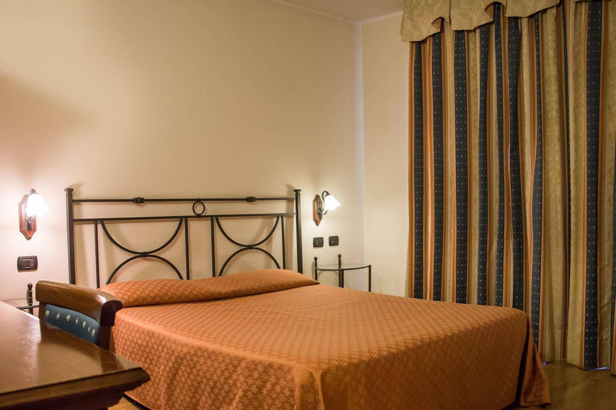 Crabun Hotel Пон-Сен-Мартен Екстер'єр фото